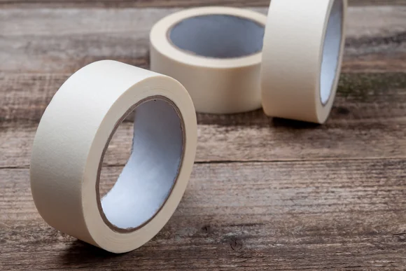 Drei Rollen Klebeband auf Holz